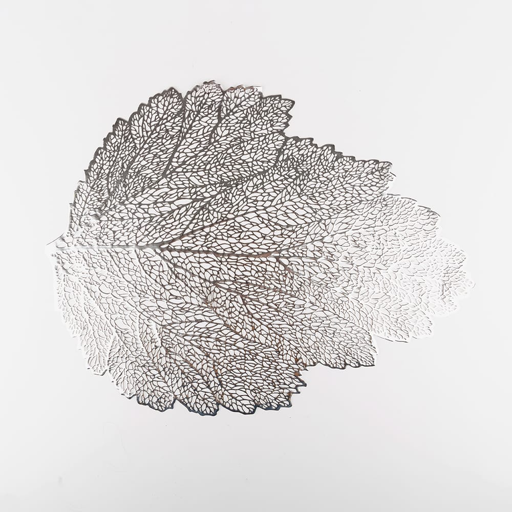 MANTEL INDIVIDUAL EN FORMA DE HOJA PLATEADO 41CM ¡OFERTA CYBER! - Imagen 2