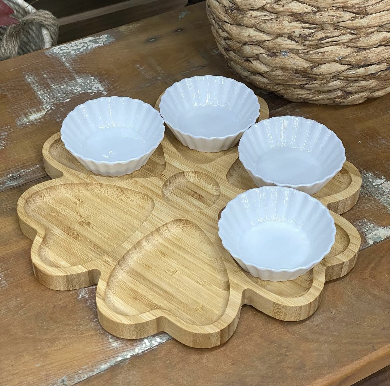 BANDEJA DE MADERA FORMATO CORAZONES CON 5 POCILLOS - Imagen 4