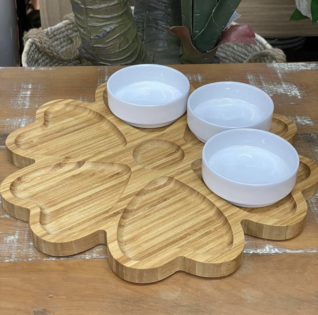 BANDEJA DE MADERA FORMATO CORAZONES CON 5 POCILLOS - Imagen 3